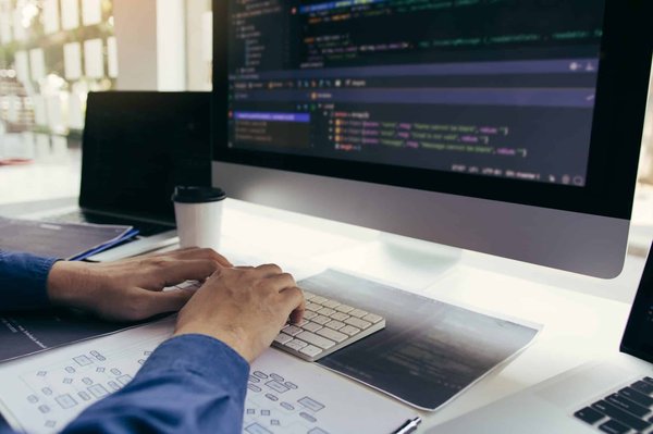 Optimisation SEO : Comment choisir entre une agence spécialisée ou une approche DIY ?